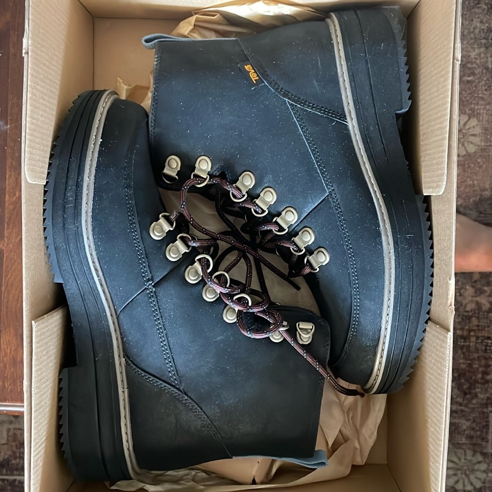 Teva Midform Boots Woman’s size 9